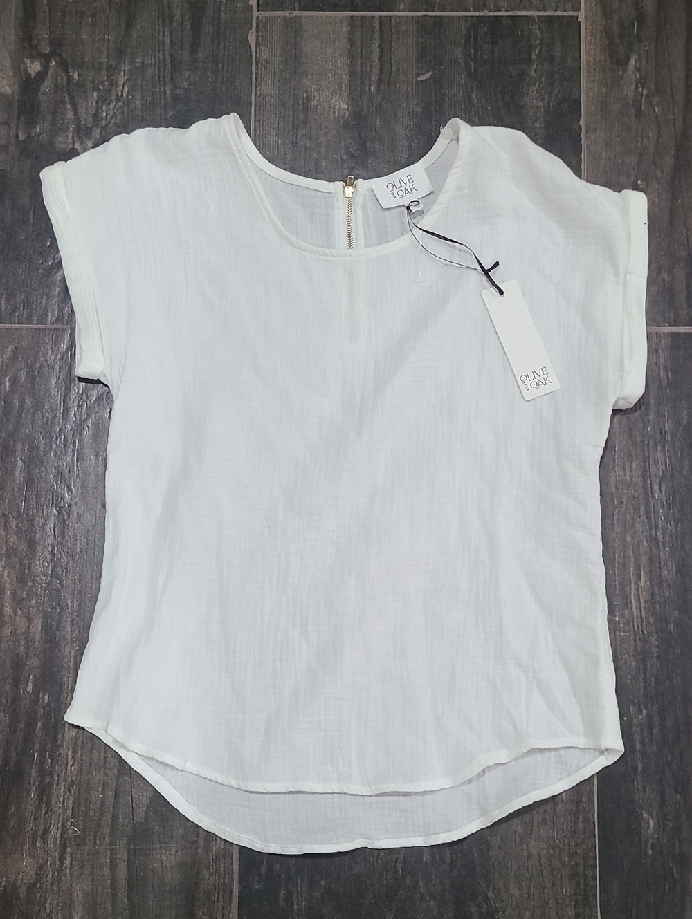 Olive & Oak White Short Sleeve Rounded-Hem Top